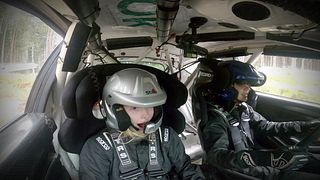 Här testar SVT:s reporter att åka med i en rallybil: ”Vad är det som händer?!”