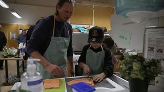 11-vuotias Nico kokkaa lohikeittoa kolmen sukupolven voimin