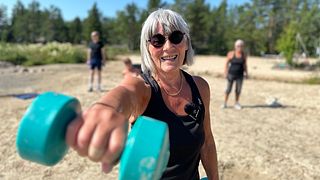 81-åriga Barbro lockar turister till strandgympa i Hertsånger: ”Håller på tills jag stupar”