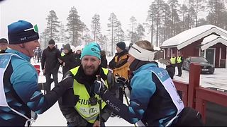 Klara sjunger ”Run to the Hills” med sjukvårdare