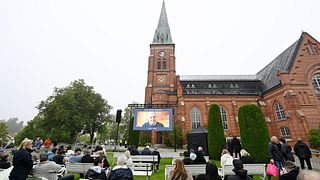 Torsbyborna samlas utanför kyrkan