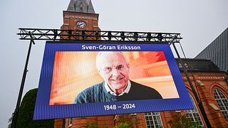 Se Sky Sport rapportera utanför kyrkan