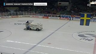 Aprilskämt från Sportnytt: Hockeymatch spelas om efter protest mot felvinklade klubbor