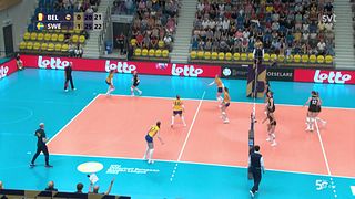 Här tar Sverige den långa viktiga bollen i andra set
