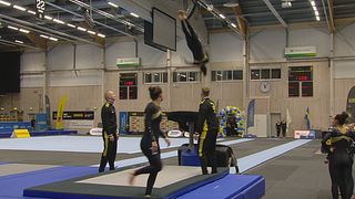 ”Vilken trampett de drämmer till med!”