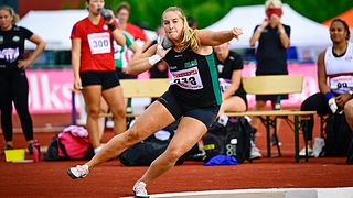Se Fanny Roos slå mästerskapsrekord