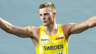 Se när Henrik Larsson tar sig vidare till semifinal på hundra meter