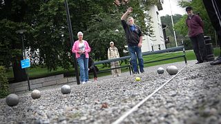Vill få bort boulens pensionärsstämpel