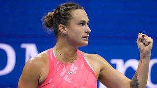 Här firar Aryna Sabalenka – trots att matchen inte slutat