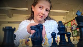 Hon byter mattebok mot schackbräde
