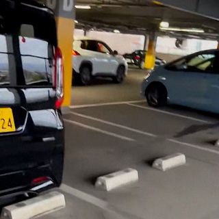 Bilar skakar i garaget