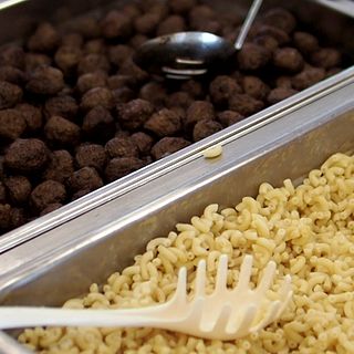 SD föreslår köttbullar i skolan varje dag – åsikterna går isär