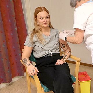 Följ med när SVT:s reporter tar HPV-vaccinet i Piteå