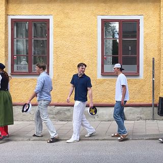 ”En fot på trottoaren och en på vägkanten” – Se falustudenterna genomföra olika traditioner.