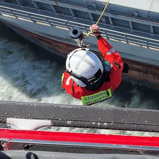 Se när sjuksköterskan Lars-Åke vinschas ner från helikopter på en båt