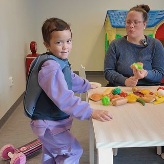 Ny väst möjliggör lek under cancerbehandling – Emelie: ”Helt fantastiskt”