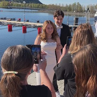 Studentbal i strålande solsken