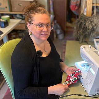 ”Jag använder handdukar från loppis” – se hur Linda gör sina tygbindor