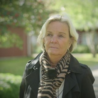 Åtta år efter yxattacken i Umeå – här besöker rektorn Elisabeth brottsplatsen