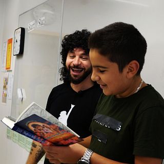 ”Lilla Al-Fadji” på skolbesök i Akalla – vill väcka läslusten: ”Hoppas barn känner igen sig”