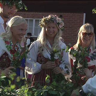 Midsommarfirandet har startat i Dalarna – följ med på majstångsresning i Hjulbäck