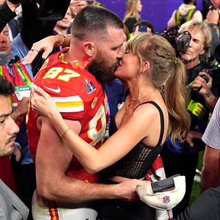 Taylor Swifts romans med Travis Kelce blir film