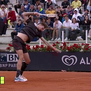 Bublik krossar sin racket