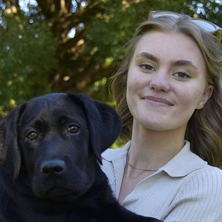 17-åriga Ally från Gävle tränar sin egen servicehund