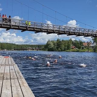 Betyder oerhört mycket” – ortsfolk och kommunalråd beskriver Vansbrosimningens betydelse för Vansbro.
