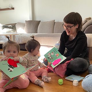 Här får tvillingarna Lily och Elvia i Gårdsten hembesök – av biblioteket