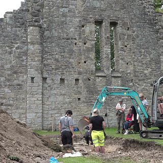 Arkeologer letar gammalt kloster under Riseberga klosterruin