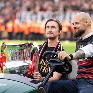 Här kommer Kristoffer Olsson in med pokalen efter Midtjyllands ligatiteln