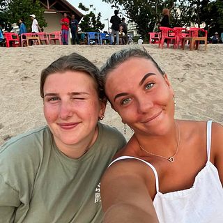 Linn, 23, hittade resekompisar på nätet