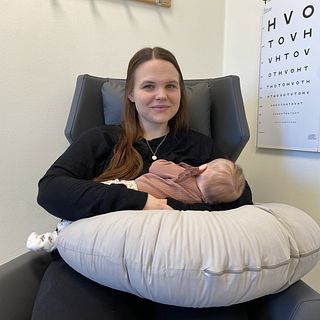 Amanda fick inte till amningen med första barnet – fått en revansch