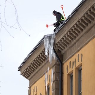 Många farliga istappar tas bort från tak i Östersund