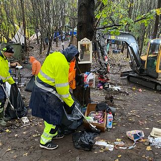 Här plockas lägret på Brynäs bort av kommunen
