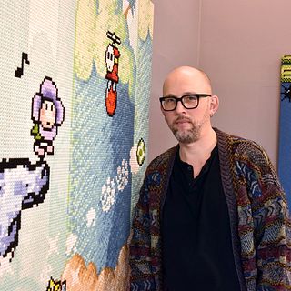 ”Jag är en dubbelnörd” – TV-spel och broderi förenas på Gävle konstcentrum