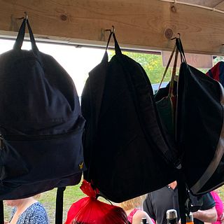 Vad har dansarna i väskan?