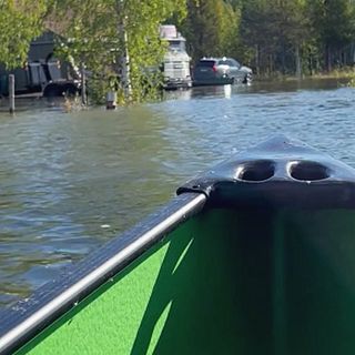 Efter vädervarningen i Luleälven – här paddlas gästerna med kanot till hotellfrukosten