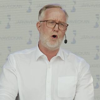 L: ”Vill få ut skärmflummet”
