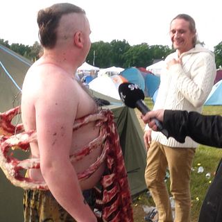 Djuriska festivalutstyrseln – en egen köttdräkt