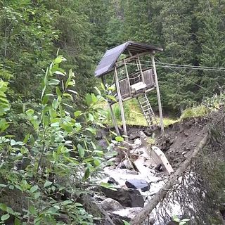 Zipline-tornet håller på att rasa efter jordskred
