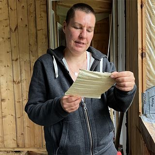 Jenny från Värmskog hittade flaskpost från 1950-talet under golvet