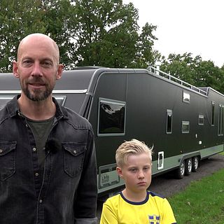 Henrik Smeid bor för det mesta i sin 14 meter långa husvagn