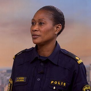 Hur känns det för dig att vara polis mitt i det här?