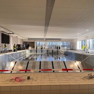 Här fylls nya simhallen i Filipstad för första gången