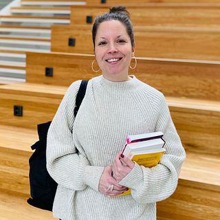 De första socionomerna från Högskolan i Halmstad tar examen – Alexandra har fått jobb direkt