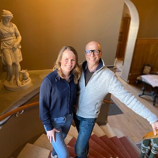 Följ med in på Merlo slott i Timrå- ”byggkaos” och historielektion i ett när makarna Olert berättar om sina planer