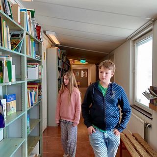 Här har skolan biblioteket i en korridor – eleverna i Gnesta hoppas lagkrav om bemanning ska ge ett lyft