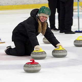Se SVT-reportern på hal is – får snabbkurs i curling